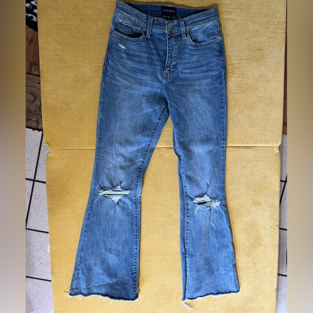 Lucky brand flared size 6 distressed jeans